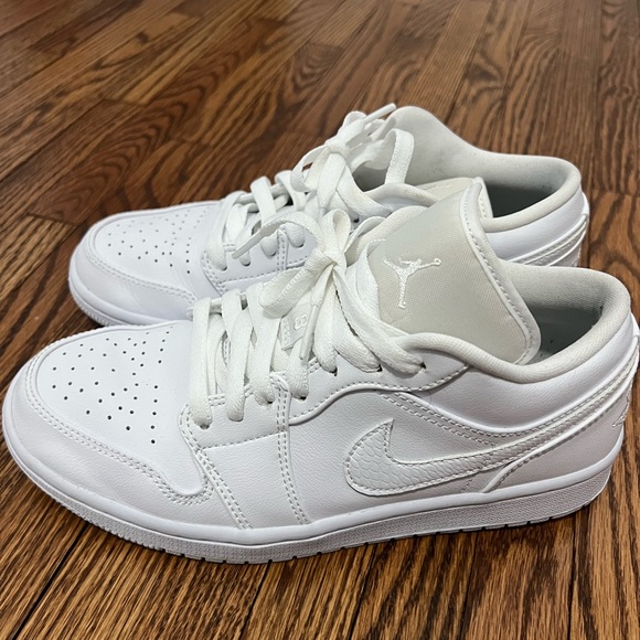 Nike low top Jordan sneakers great condition Womens 7.5 - Picture 3 of 6